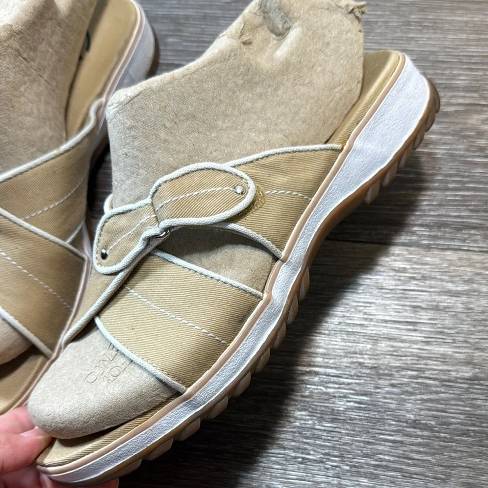 Clarks Tan Strappy flats comfortable Sandals woman’s 8.5 (b223)